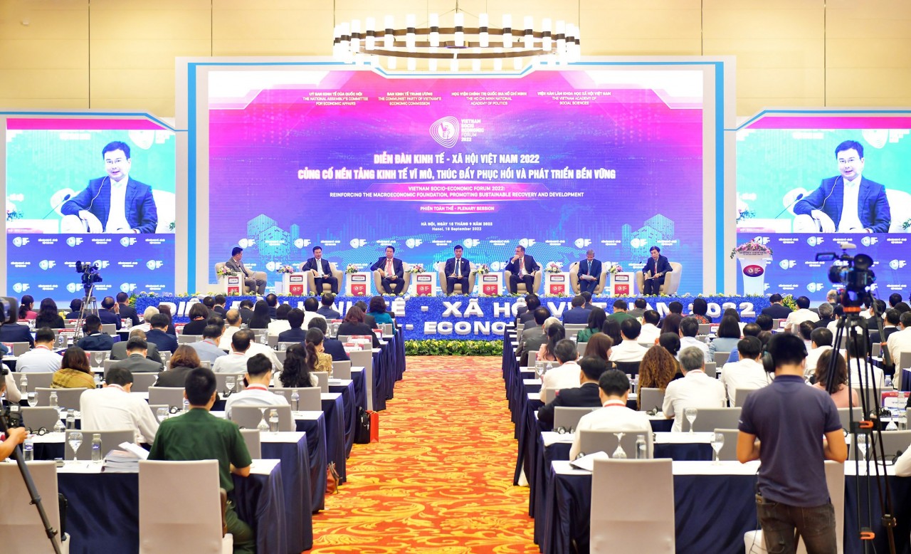 Củng cố nền tảng kinh tế vĩ mô, thúc đẩy phục hồi và phát triển bền vững Củng cố nền tảng kinh tế vĩ mô, thúc đẩy phục hồi và phát triển bền vững