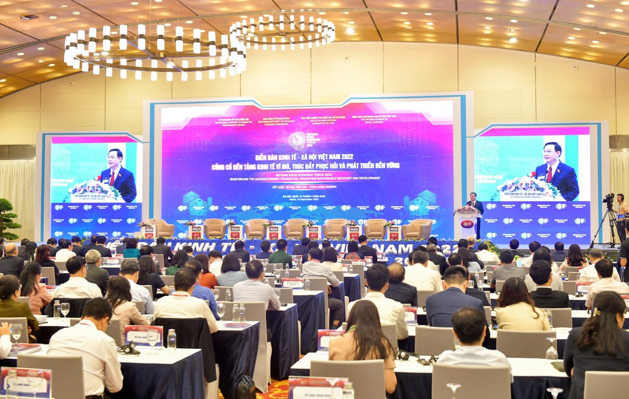 Chủ tịch Quốc hội: Chú trọng cơ cấu tín dụng, đưa vốn vào nền kinh tế thực Chủ tịch Quốc hội: Chú trọng cơ cấu tín dụng, đưa vốn vào nền kinh tế thực