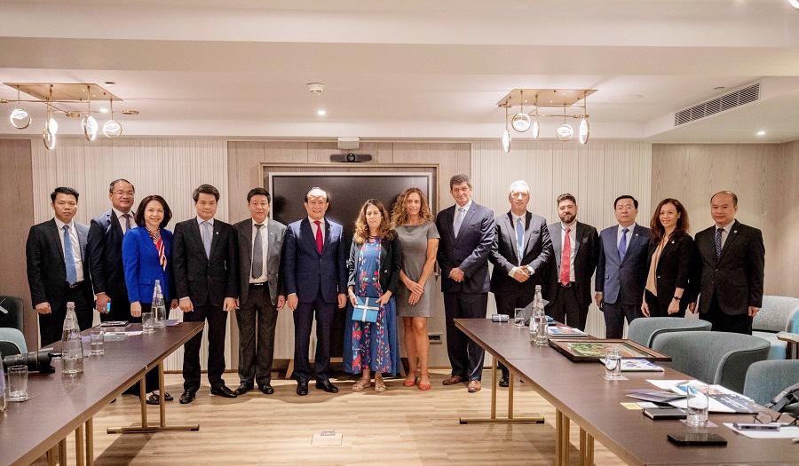 The delegation worked with the Israel - Vietnam Chamber of Commerce The delegation worked with the Israel - Vietnam Chamber of Commerce