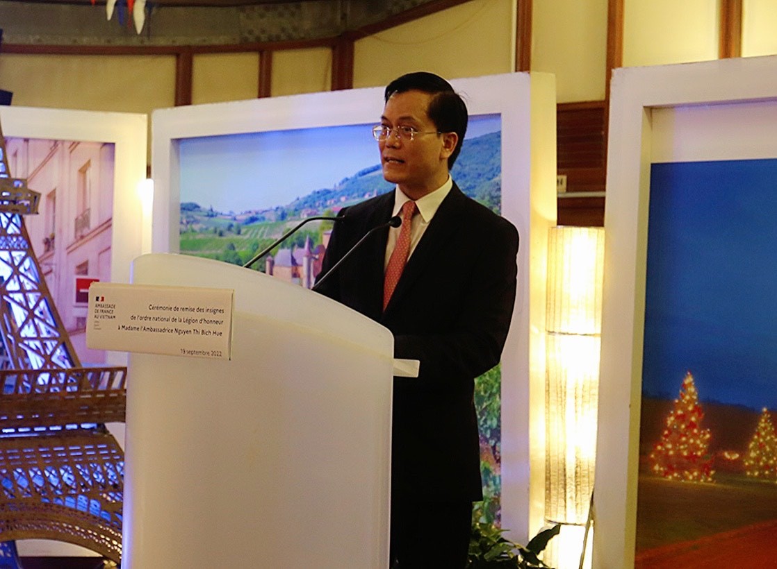 Đại sứ Nguyễn Thị Bích Huệ nhận Huân chương Bắc Đẩu Bội tinh của Pháp Đại sứ Nguyễn Thị Bích Huệ nhận Huân chương Bắc Đẩu Bội tinh của Pháp