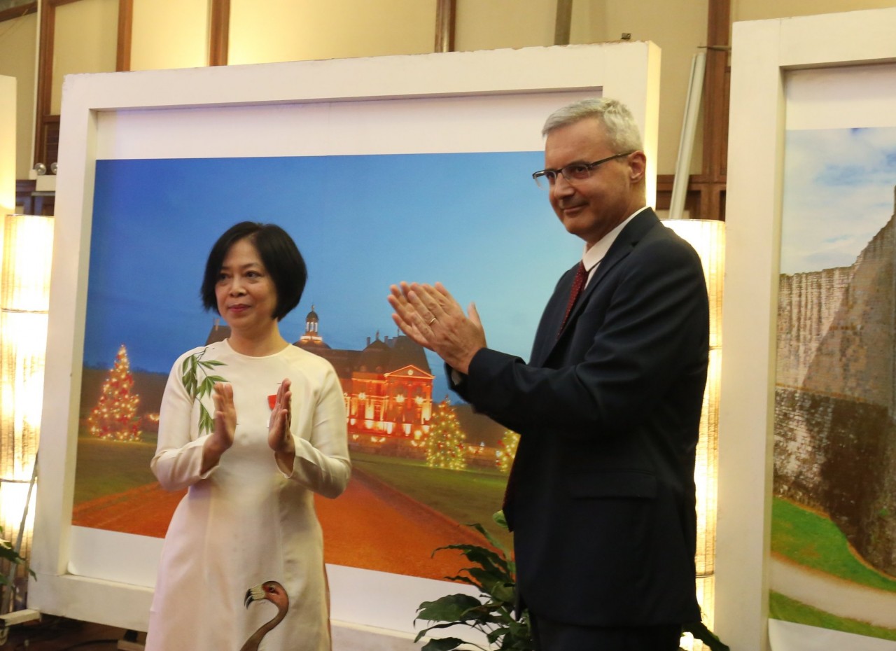 Đại sứ Nguyễn Thị Bích Huệ nhận Huân chương Bắc Đẩu Bội tinh của Pháp Đại sứ Nguyễn Thị Bích Huệ nhận Huân chương Bắc Đẩu Bội tinh của Pháp