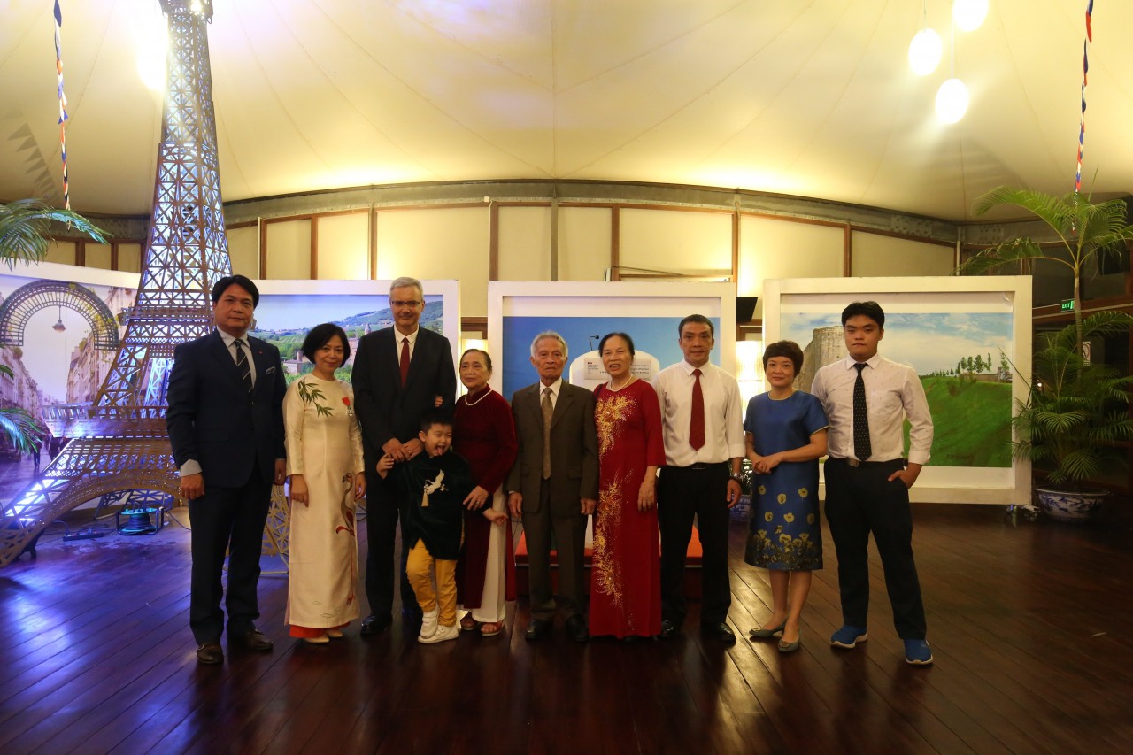 Đại sứ Nguyễn Thị Bích Huệ nhận Huân chương Bắc Đẩu Bội tinh của Pháp Đại sứ Nguyễn Thị Bích Huệ nhận Huân chương Bắc Đẩu Bội tinh của Pháp