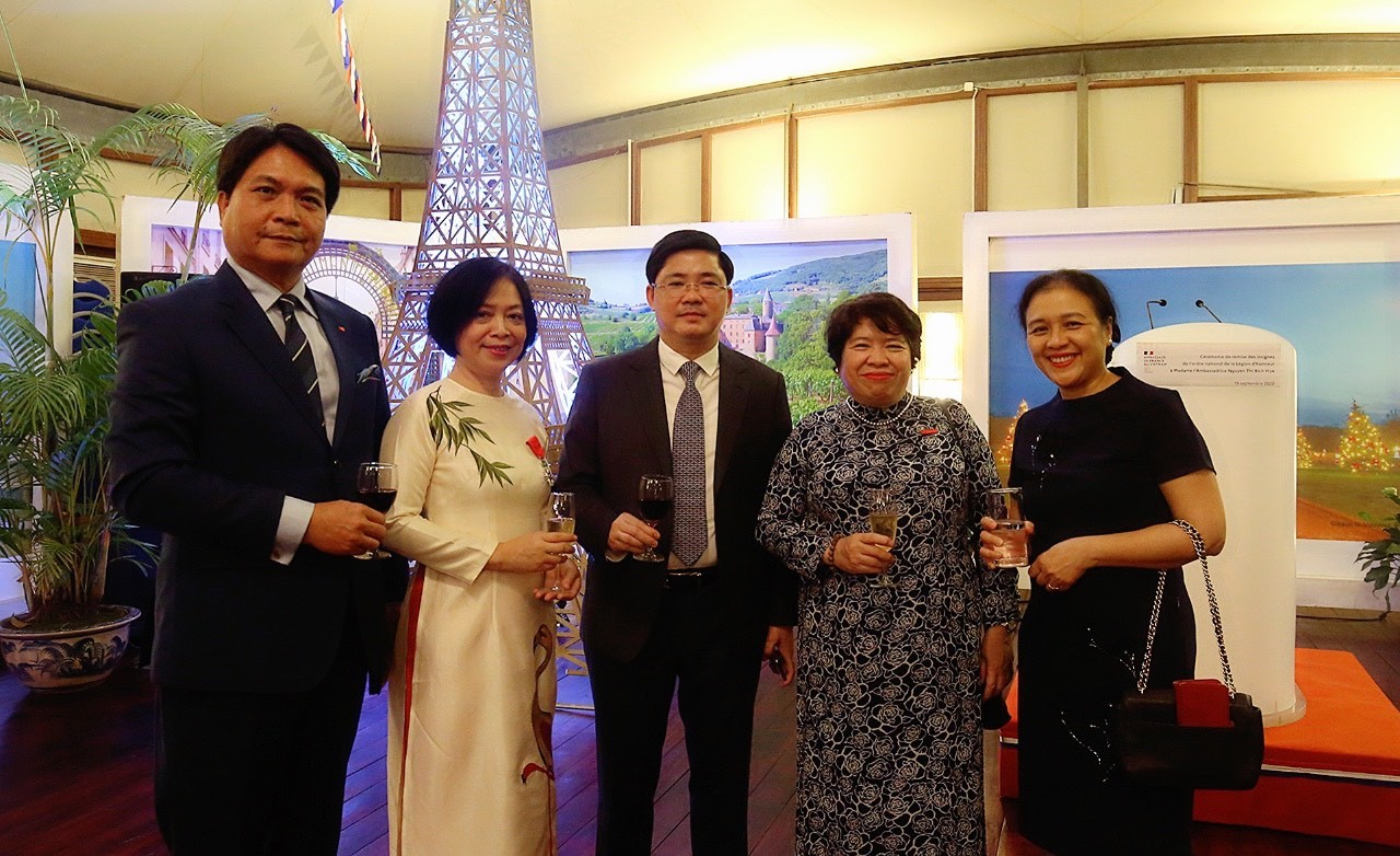 Đại sứ Nguyễn Thị Bích Huệ nhận Huân chương Bắc Đẩu Bội tinh của Pháp Đại sứ Nguyễn Thị Bích Huệ nhận Huân chương Bắc Đẩu Bội tinh của Pháp