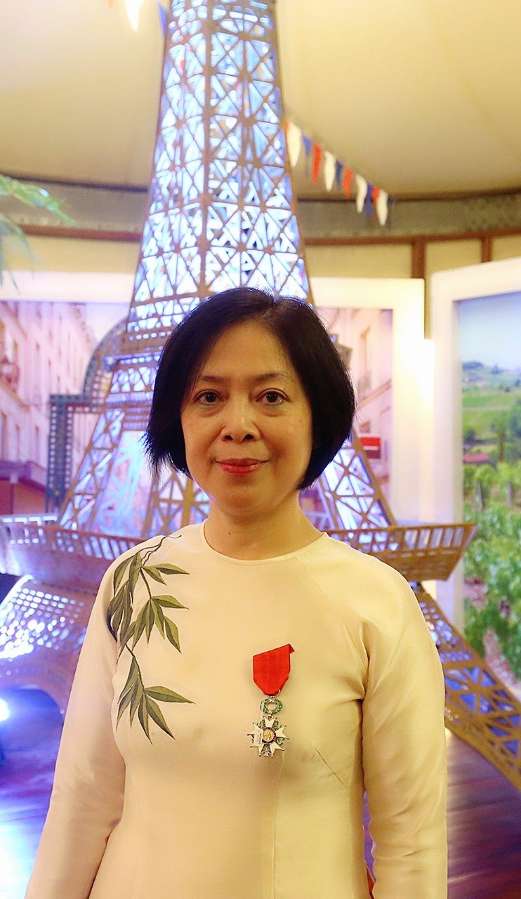 Đại sứ Nguyễn Thị Bích Huệ nhận Huân chương Bắc Đẩu Bội tinh của Pháp Đại sứ Nguyễn Thị Bích Huệ nhận Huân chương Bắc Đẩu Bội tinh của Pháp