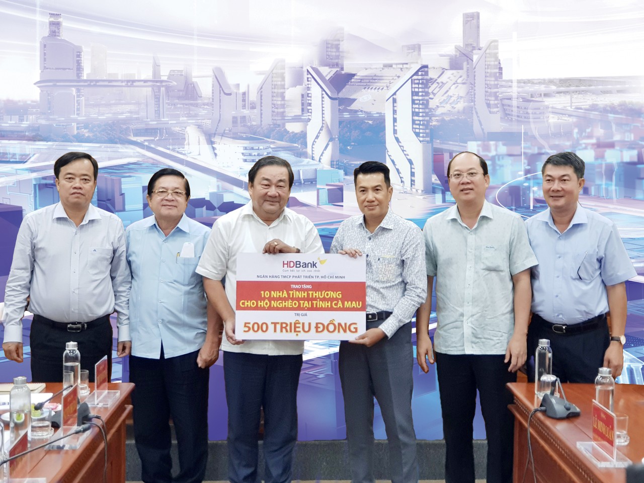 HDBank tiếp tục trao tặng 10 căn nhà tình thương cho tỉnh Cà Mau HDBank tiếp tục trao tặng 10 căn nhà tình thương cho tỉnh Cà Mau