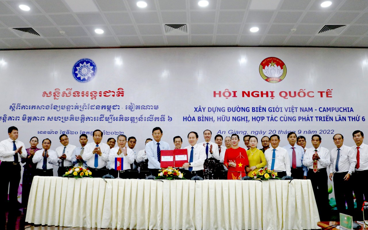 Xây dựng đường biên giới Việt Nam - Campuchia hòa bình, hữu nghị, hợp tác cùng phát triển Xây dựng đường biên giới Việt Nam - Campuchia hòa bình, hữu nghị, hợp tác cùng phát triển