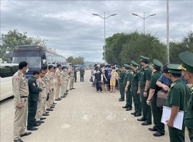Lực lượng chức năng giữa Việt Nam và Campuchia trao đổi thông tin trước khi bàn giao 44 người nhập cảnh trái phép cho Đồn Biên phòng Cửa khẩu Quốc tế Tịnh Biên. Lực lượng chức năng giữa Việt Nam và Campuchia trao đổi thông tin trước khi bàn giao 44 người nhập cảnh trái phép cho Đồn Biên phòng Cửa khẩu Quốc tế Tịnh Biên.
