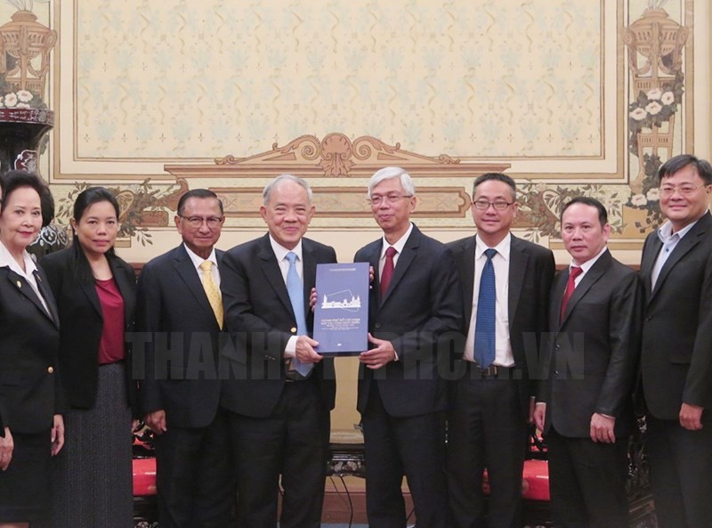 Phó Chủ tịch UBND TPHCM Võ Văn Hoan tặng quà lưu niệm tại buổi tiếp đoàn đại biểu Thượng viện Thái Lan. Phó Chủ tịch UBND TPHCM Võ Văn Hoan tặng quà lưu niệm tại buổi tiếp đoàn đại biểu Thượng viện Thái Lan.