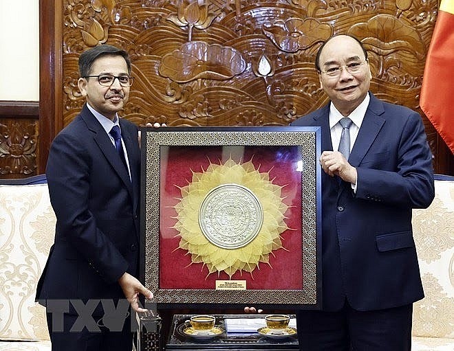 President Nguyen Xuan Phuc (R) presents a gift to outgoing Indian Ambassador to a Vietnam Pranay Verma, Hanoi, September 20, 2022. (Photo: VNA) President Nguyen Xuan Phuc (R) presents a gift to outgoing Indian Ambassador to a Vietnam Pranay Verma, Hanoi, September 20, 2022. (Photo: VNA)