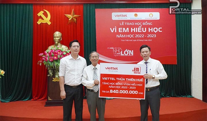 Thừa Thiên Huế trao 420 suất học bổng Thừa Thiên Huế trao 420 suất học bổng