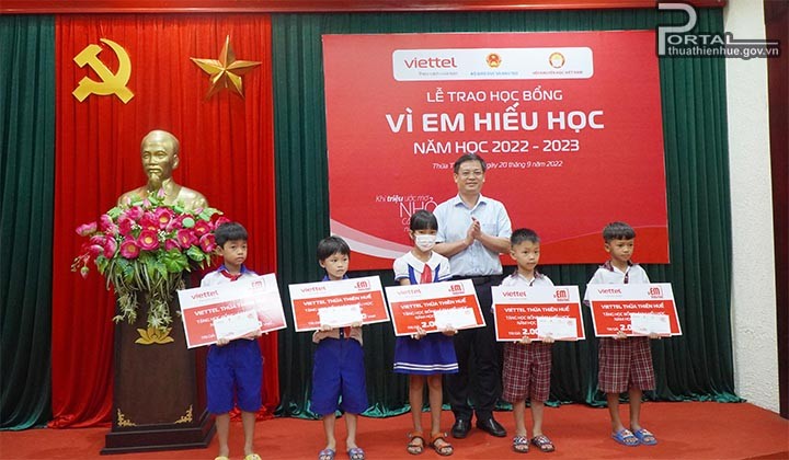 Thừa Thiên Huế trao 420 suất học bổng Thừa Thiên Huế trao 420 suất học bổng
