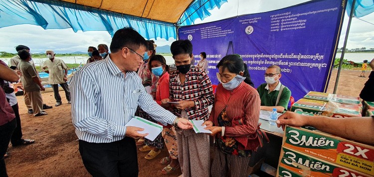 Thành phố Hồ Chí Minh trao 750 phần quà cho kiều bào và người dân Campuchia Thành phố Hồ Chí Minh trao 750 phần quà cho kiều bào và người dân Campuchia