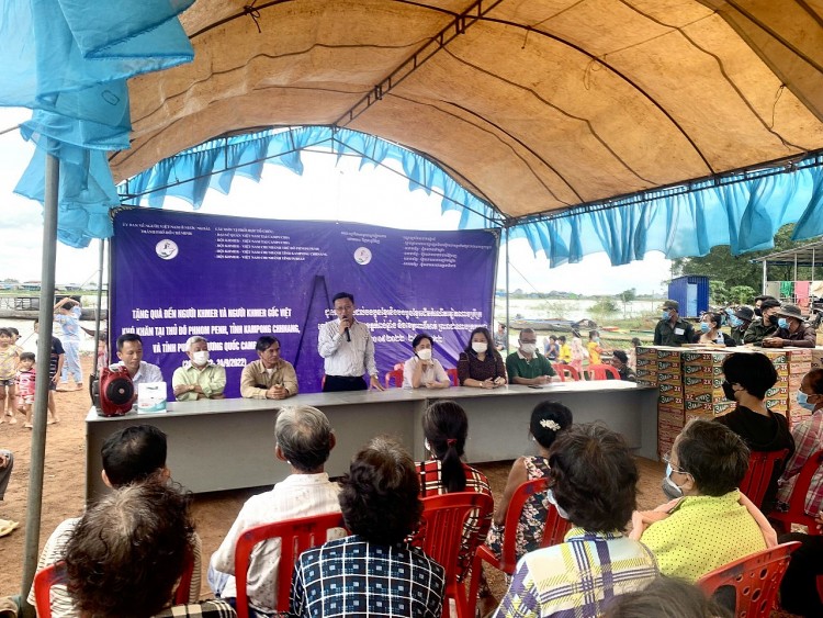 Thành phố Hồ Chí Minh trao 750 phần quà cho kiều bào và người dân Campuchia Thành phố Hồ Chí Minh trao 750 phần quà cho kiều bào và người dân Campuchia