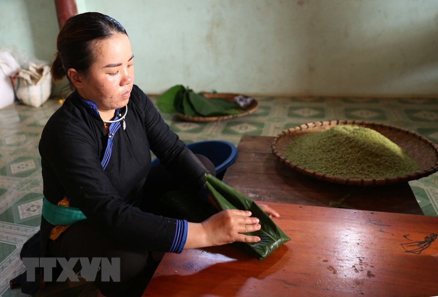Cốm Bắc Hà truyền thống được gói bằng lá dong mới để được độ ẩm và dẻo (Ảnh: Quốc Khánh/TTXVN).