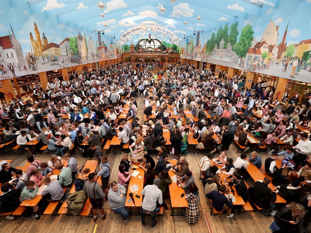 Lễ hội bia Oktoberfest đã chính thức được tổ chức trở lại sau 2 năm bị tạm dừng vì Covid-19 (Ảnh: 