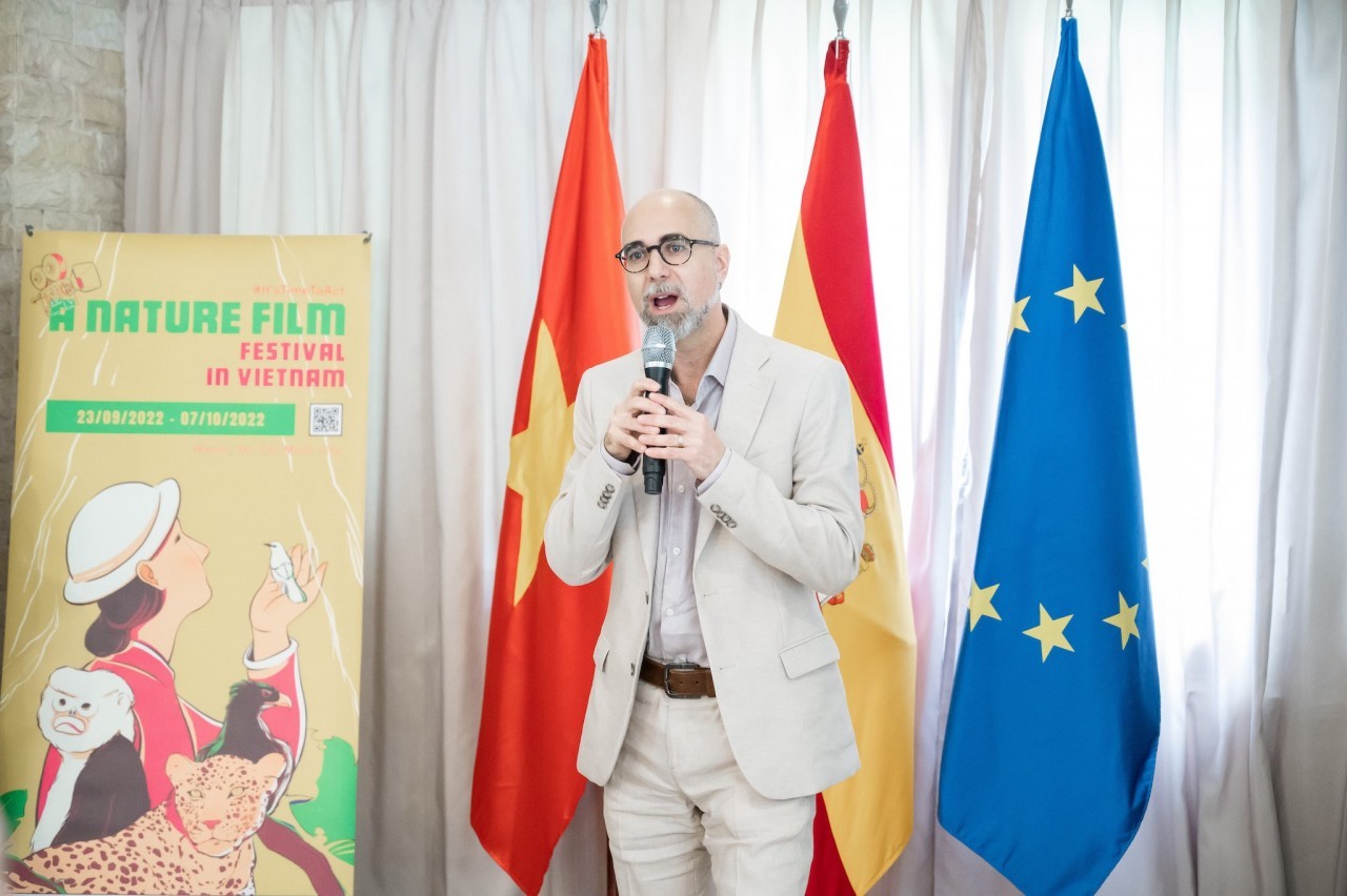 Canadian Ambassador to Vietnam Shawn Steil introduces the movie Hadwin's Judgment Canadian Ambassador to Vietnam Shawn Steil introduces the movie Hadwin's Judgment