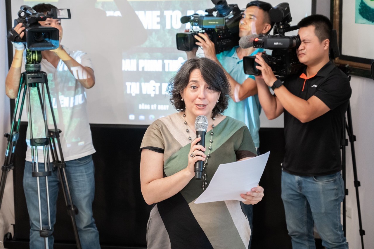 Spanish Ambassador to Vietnam María Del Pilar Méndez Jiménez delivered the opening speech of the first International Nature Film Festival in Vietnam. Spanish Ambassador to Vietnam María Del Pilar Méndez Jiménez delivered the opening speech of the first International Nature Film Festival in Vietnam.
