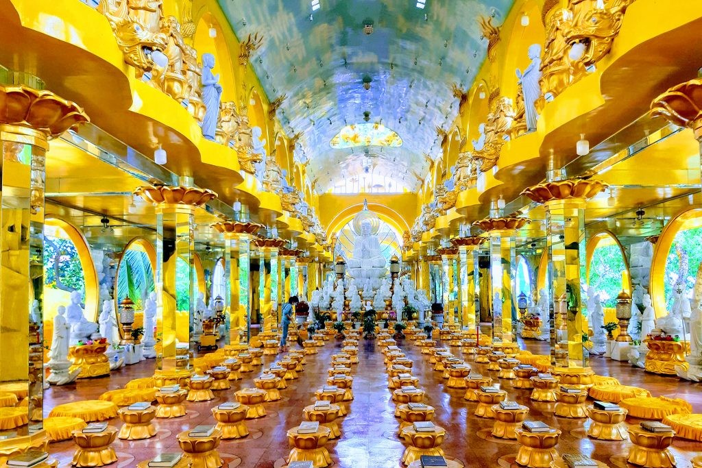 Bên trong chánh điện chùa là dãy tượng thập bát La Hán, ở chính giữa là Đức Phật Thích Ca Mâu Ni bằng đá cẩm thạch (Ảnh sưu tầm). Bên trong chánh điện chùa là dãy tượng thập bát La Hán, ở chính giữa là Đức Phật Thích Ca Mâu Ni bằng đá cẩm thạch (Ảnh sưu tầm).