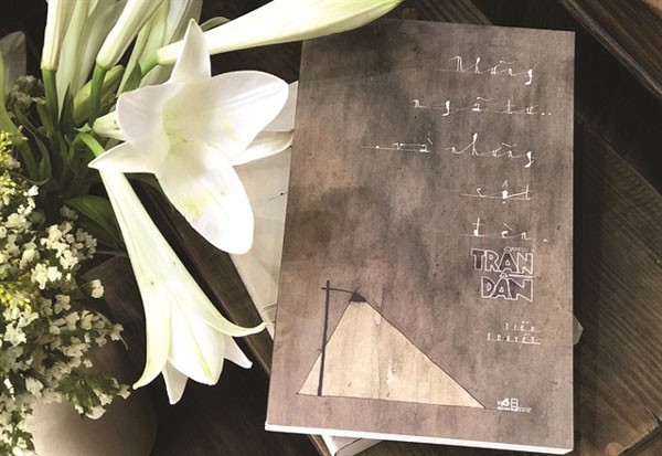 Tran Dan's book 'Những ngã tư và những cột đèn' received glowing reviews from the literary community. Photo courtesy of Nha Nam Publishing House Tran Dan's book 'Những ngã tư và những cột đèn' received glowing reviews from the literary community. Photo courtesy of Nha Nam Publishing House