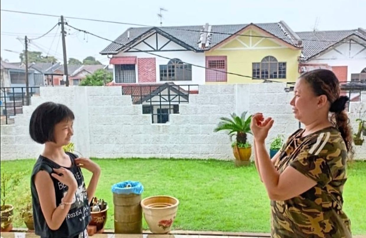 Cha mẹ khiếm thính thường có mối quan hệ tốt đẹp với con cái của mình nhờ sử dụng ngôn ngữ ký hiệu Cha mẹ khiếm thính thường có mối quan hệ tốt đẹp với con cái của mình nhờ sử dụng ngôn ngữ ký hiệu