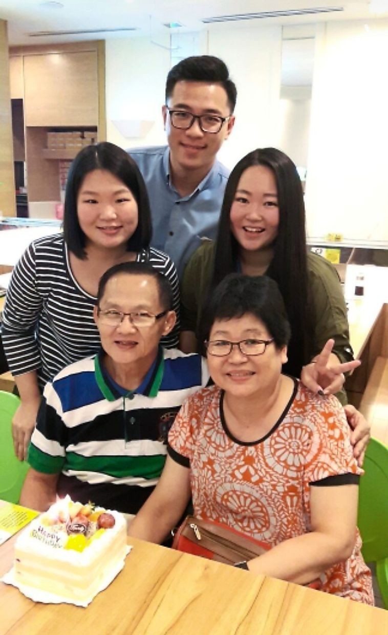 Cặp vợ chồng khiếm thính Rachel Lee và Timothy Low (ngồi) hạnh phúc bên những đứa con lành lặn của mình Cặp vợ chồng khiếm thính Rachel Lee và Timothy Low (ngồi) hạnh phúc bên những đứa con lành lặn của mình
