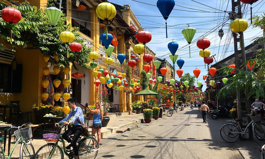 Con đường đèn lồng nơi phố cổ Hội An (Ảnh: Hanoi Sun Travel). Con đường đèn lồng nơi phố cổ Hội An (Ảnh: Hanoi Sun Travel).