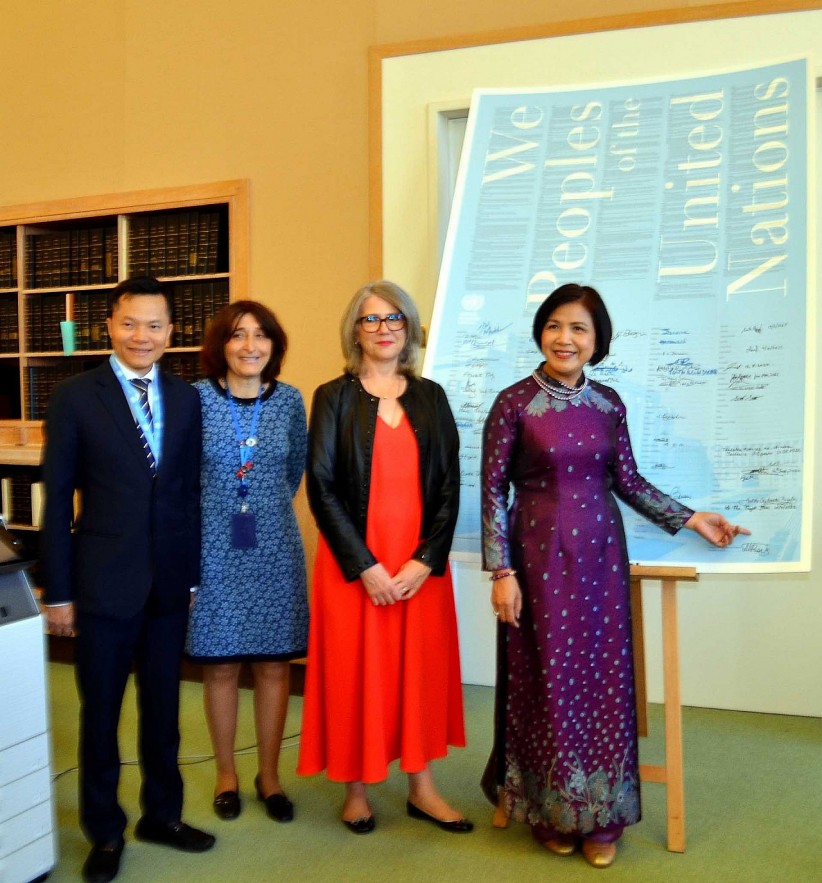 Ambassador Le Thi Tuyet Mai, Head of the Vietnamese Delegation to Geneva and staff in charge of the United Nations Library in Geneva, April 20, 2022. (Source: VNA) Ambassador Le Thi Tuyet Mai, Head of the Vietnamese Delegation to Geneva and staff in charge of the United Nations Library in Geneva, April 20, 2022. (Source: VNA)