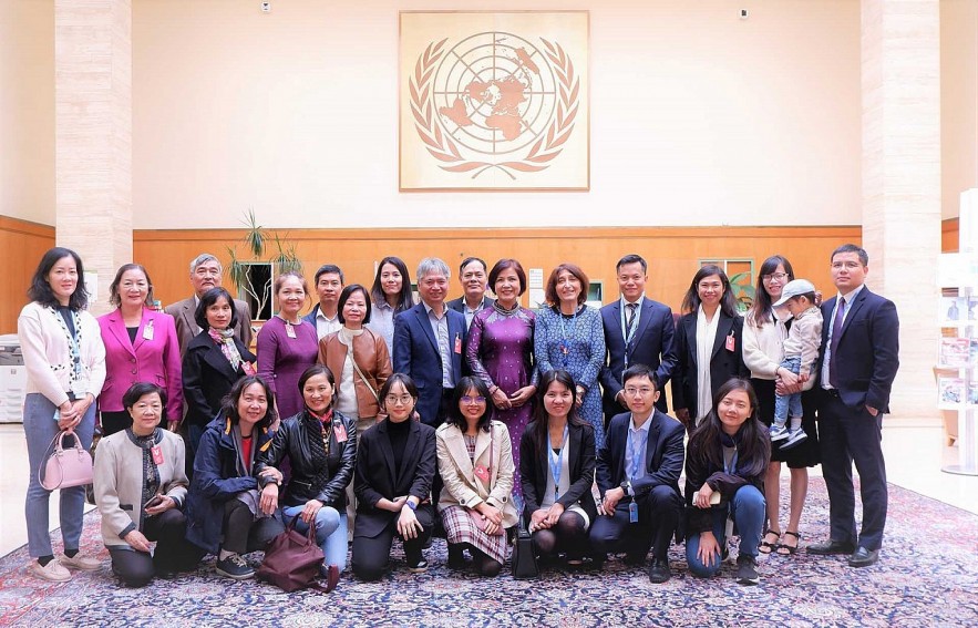 Ambassador Le Thi Tuyet Mai with Delegation officials and family members took souvenir photos after visiting the UN Library in Geneva, September 20, 2022.(Source: VNA) Ambassador Le Thi Tuyet Mai with Delegation officials and family members took souvenir photos after visiting the UN Library in Geneva, September 20, 2022.(Source: VNA)