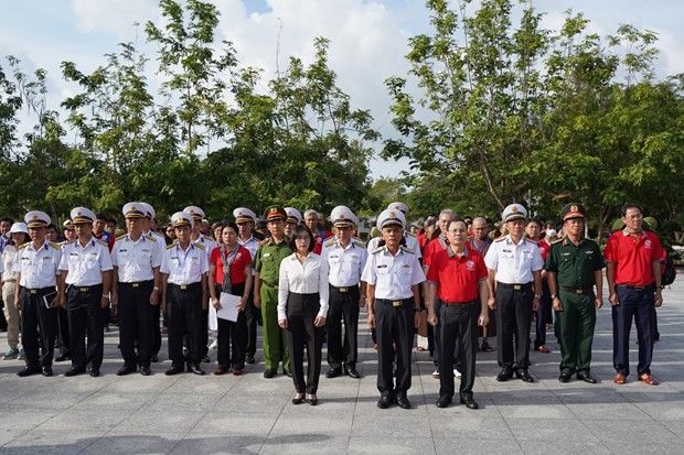 Đoàn đại biểu Thành phố Hồ Chí Minh và Quân chủng Hải quân dâng hương tưởng niệm các Anh hùng liệt sĩ tại Nghĩa trang Hàng Dương. (Ảnh: TTXVN)