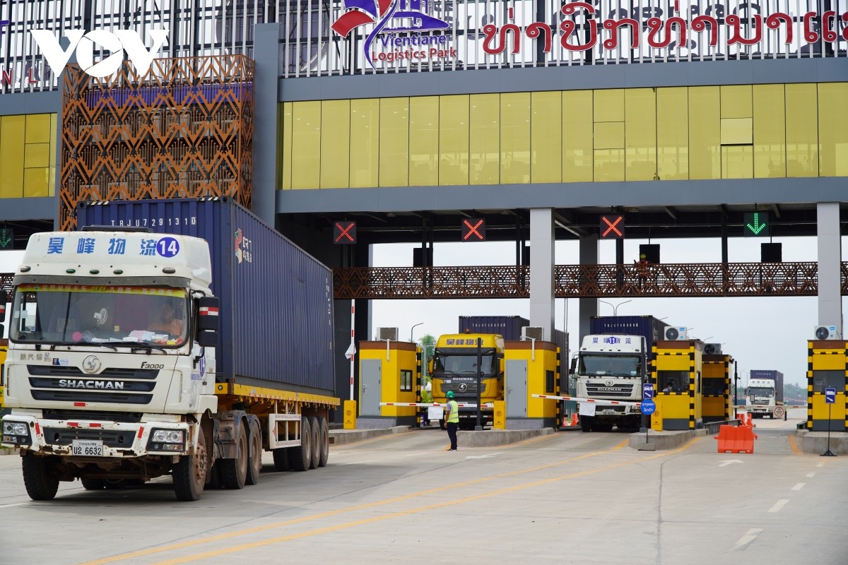 Xe chở container hàng hóa đang vào Cảng cạn Thanaleng để vận chuyển sang Trung Quốc bằng tuyến đường sắt Lào Trung. Xe chở container hàng hóa đang vào Cảng cạn Thanaleng để vận chuyển sang Trung Quốc bằng tuyến đường sắt Lào Trung.