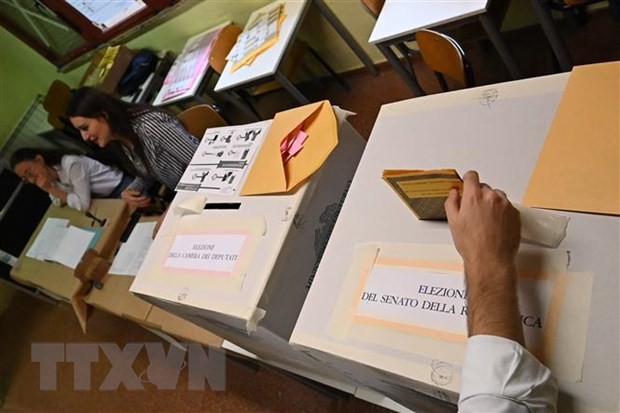 Cử tri bỏ phiếu trong cuộc tổng tuyển cử sớm tại Rome, Italy ngày 25/9/2022. (Ảnh: AFP/TTXVN) Cử tri bỏ phiếu trong cuộc tổng tuyển cử sớm tại Rome, Italy ngày 25/9/2022. (Ảnh: AFP/TTXVN)