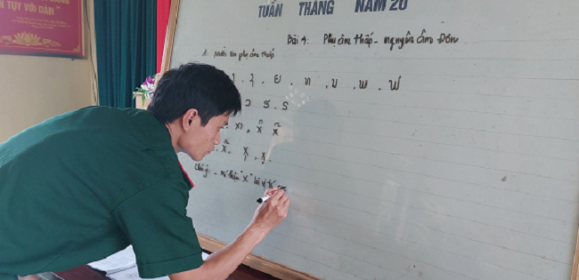 Đại uý QNCN Phan Đình Tuấn giảng bài (Ảnh: Anh Bách). Đại uý QNCN Phan Đình Tuấn giảng bài (Ảnh: Anh Bách).