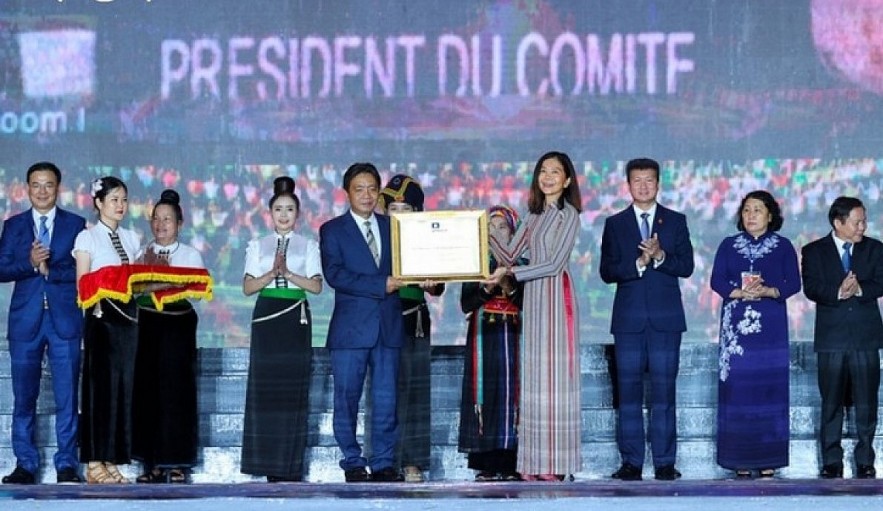 Pauline Tamesis (R), UN Resident Coordinator in Vietnam, presents the UNESCO certificate recognizing Xoe Thai to a representative of Vietnam’s Ministry of Culture, Sports, and Tourism, September 24, 2022. Pauline Tamesis (R), UN Resident Coordinator in Vietnam, presents the UNESCO certificate recognizing Xoe Thai to a representative of Vietnam’s Ministry of Culture, Sports, and Tourism, September 24, 2022.