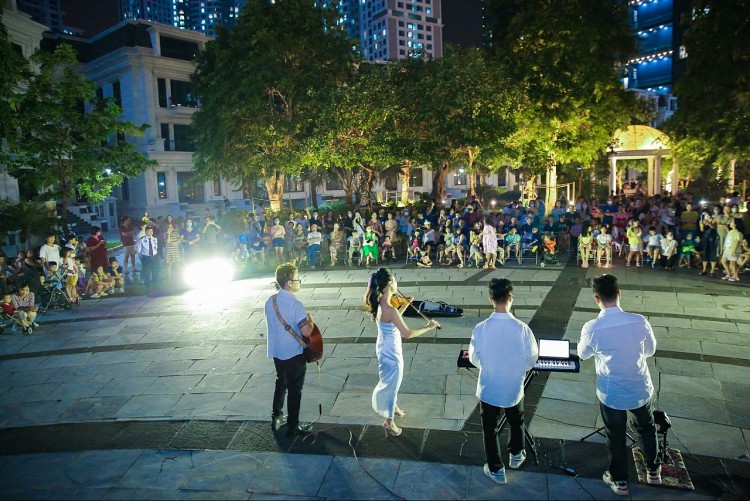 Đêm nhạc cùng những giai điệu sâu lắng thu hút sự chú ý của cư dân Sunshine City 