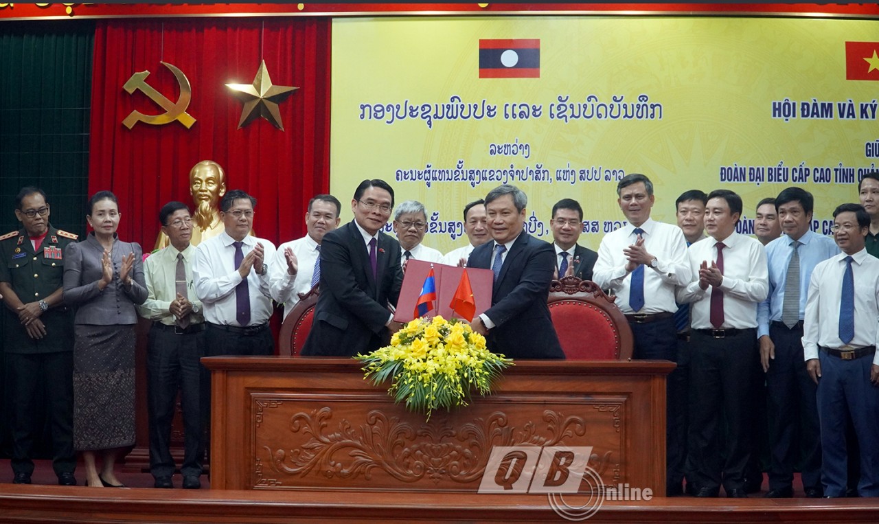 Đồng chí Bí thư Tỉnh ủy Quảng Bình Vũ Đại Thắng và đồng chí Bí thư Tỉnh ủy, Tỉnh trưởng Chăm-pa-sắc Vị-lay-vông Bút-đa-khăm ký biên bản hợp tác (Ảnh: Báo Quảng Bình). Đồng chí Bí thư Tỉnh ủy Quảng Bình Vũ Đại Thắng và đồng chí Bí thư Tỉnh ủy, Tỉnh trưởng Chăm-pa-sắc Vị-lay-vông Bút-đa-khăm ký biên bản hợp tác (Ảnh: Báo Quảng Bình).