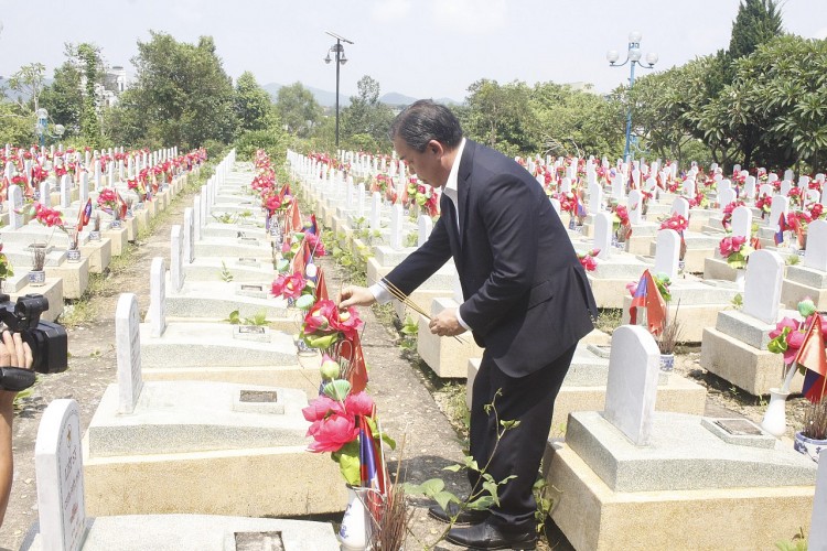 Hội hữu nghị Việt Nam - Lào, Đại sứ quán Lào tại Việt Nam dâng hương tri ân anh hùng liệt sĩ hai nước Hội hữu nghị Việt Nam - Lào, Đại sứ quán Lào tại Việt Nam dâng hương tri ân anh hùng liệt sĩ hai nước