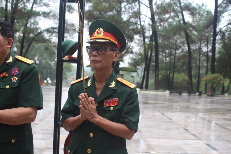 Hội hữu nghị Việt Nam - Lào, Đại sứ quán Lào tại Việt Nam dâng hương tri ân anh hùng liệt sĩ hai nước Hội hữu nghị Việt Nam - Lào, Đại sứ quán Lào tại Việt Nam dâng hương tri ân anh hùng liệt sĩ hai nước