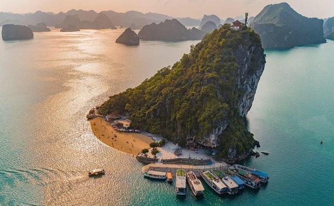 Đảo Ti Tốp – một trong những biểu tượng cho vẻ đẹp vịnh Hạ Long (Ảnh: ST). Đảo Ti Tốp – một trong những biểu tượng cho vẻ đẹp vịnh Hạ Long (Ảnh: ST).