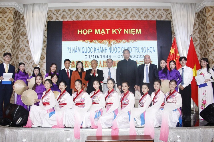 Các đại biểu tham dự chụp ảnh kỉ niệm (Ảnh: HUFO). Các đại biểu tham dự chụp ảnh kỉ niệm (Ảnh: HUFO).
