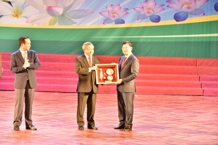 600 đại biểu tham gia Khai mạc Liên hoan hữu nghị nhân dân Lào – Việt Nam lần thứ V