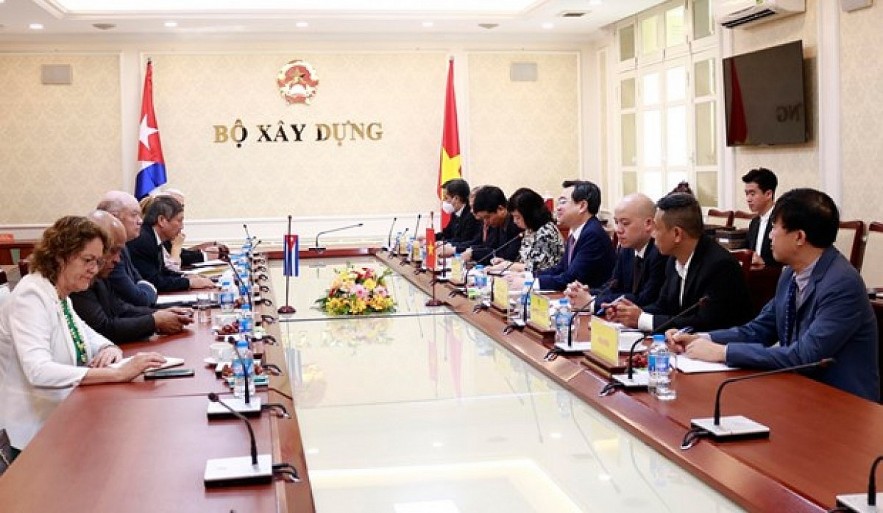 Minister of Construction Nguyen Thanh Nghi holds a working session with Cuban Minister of Foreign Trade and Foreign Investment Rodrigo Malmierca Diaz in Hanoi on September 27. Photo: hanoimoi.com.vn