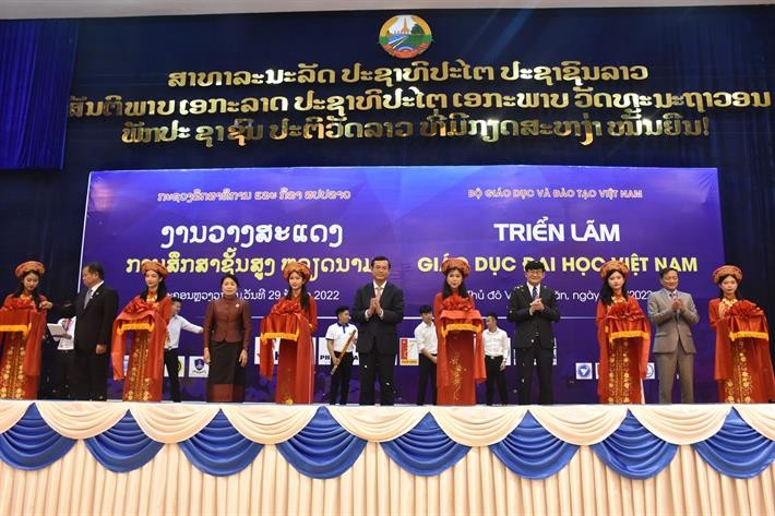 Các đại biểu cắt băng khai mạc triển lãm Các đại biểu cắt băng khai mạc triển lãm