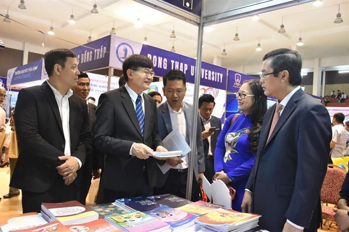 Bộ trưởng Bộ Giáo dục và Thể thao Lào và Bộ trưởng Bộ GDĐT Việt Nam thăm các gian trưng bày tại triển lãm. Bộ trưởng Bộ Giáo dục và Thể thao Lào và Bộ trưởng Bộ GDĐT Việt Nam thăm các gian trưng bày tại triển lãm.