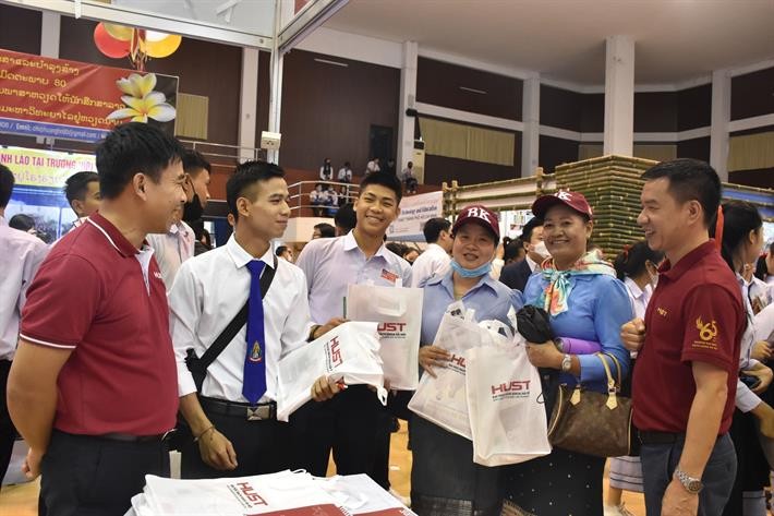Hàng nghìn học sinh THPT và phụ huynh Lào đã đến tìm hiểu thông tin về các trường đại học của Việt Nam tại triển lãm. Hàng nghìn học sinh THPT và phụ huynh Lào đã đến tìm hiểu thông tin về các trường đại học của Việt Nam tại triển lãm.