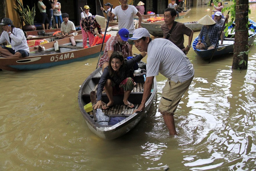 Foreign Tourists Have Fun and Clean Up Trash After the Storm in Hoi An Foreign Tourists Clean Up Trash After the Storm in Hoi An