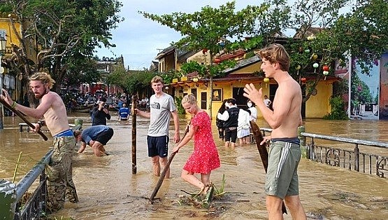 Foreign Tourists Have Fun and Clean Up Trash After the Storm in Hoi An Foreign Tourists Clean Up Trash After the Storm in Hoi An