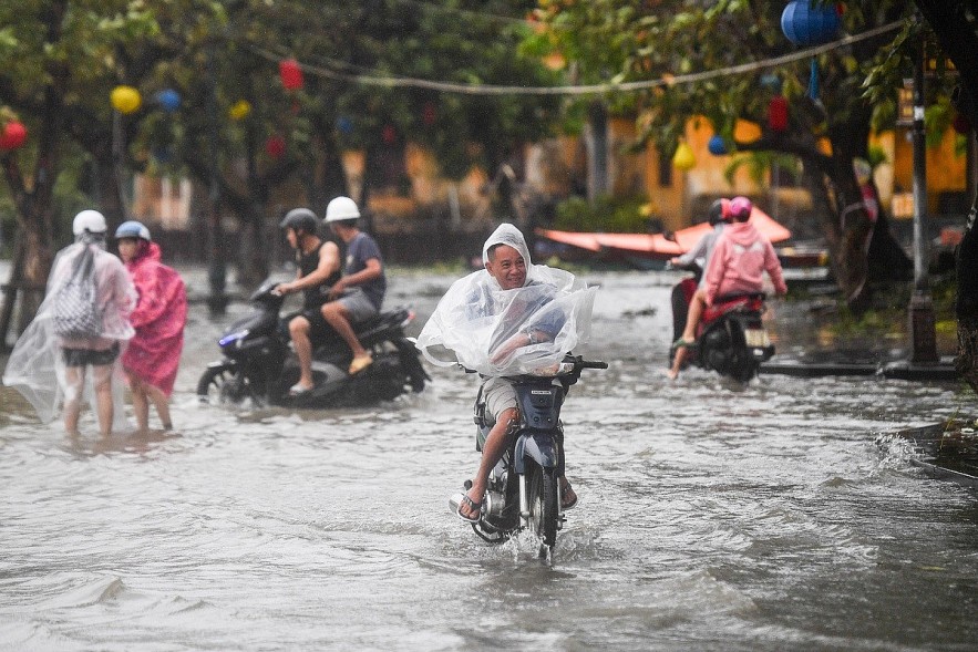 Foreign Tourists Have Fun and Clean Up Trash After the Storm in Hoi An Foreign Tourists Clean Up Trash After the Storm in Hoi An