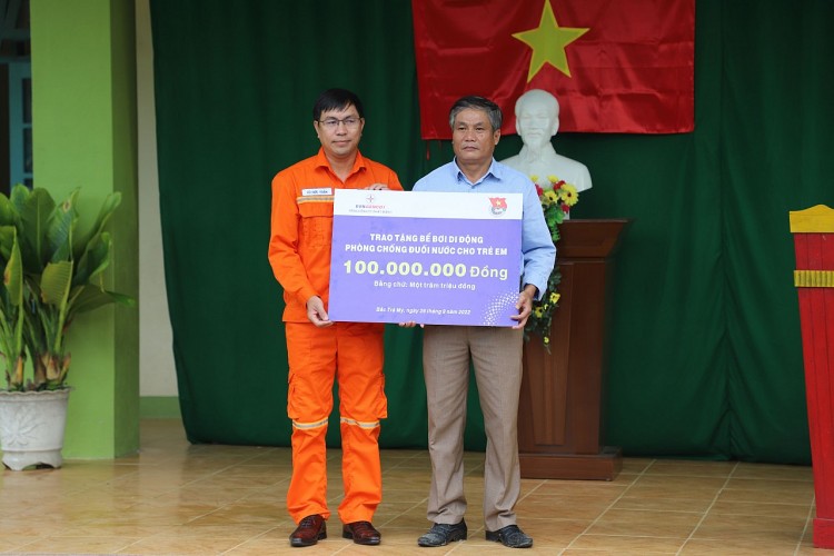 EVNGENCO1 trao tặng bể bơi di động cho trẻ em miền núi Quảng Nam