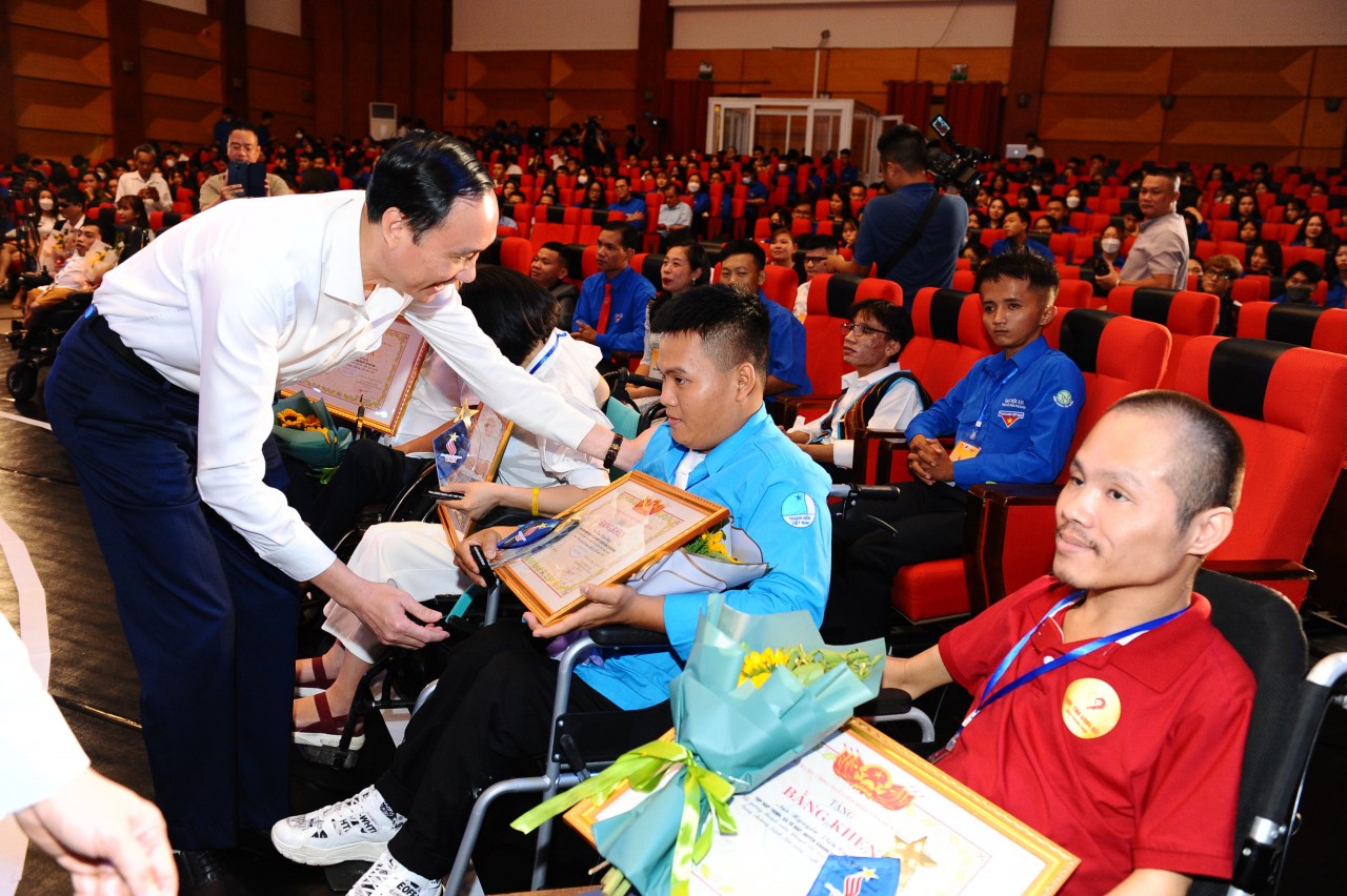 Phó Chủ tịch Ủy ban Trung ương Mặt trận Tổ quốc Việt Nam Phùng Khánh Tài trao hoa và biểu trưng cho các cá nhân được tuyên dương Phó Chủ tịch Ủy ban Trung ương Mặt trận Tổ quốc Việt Nam Phùng Khánh Tài trao hoa và biểu trưng cho các cá nhân được tuyên dương