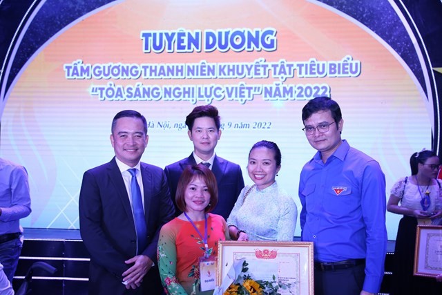 Ban tổ chức tuyên dương những tấm gương người khuyết tật tiêu biểu. Ban tổ chức tuyên dương những tấm gương người khuyết tật tiêu biểu.